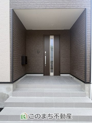【エントランス】 | CRADLE GARDEN栃木市河合町　第1　1 | 雨の日の入退室も安心の玄関ポーチ☆