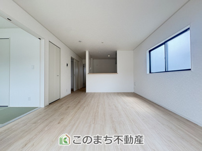 【居間・リビング】 | CRADLE GARDEN栃木市河合町　第1　1 | 窓が多く明るいリビングスペース☆ご家族の団らんを明るい日差しがが照らします☆