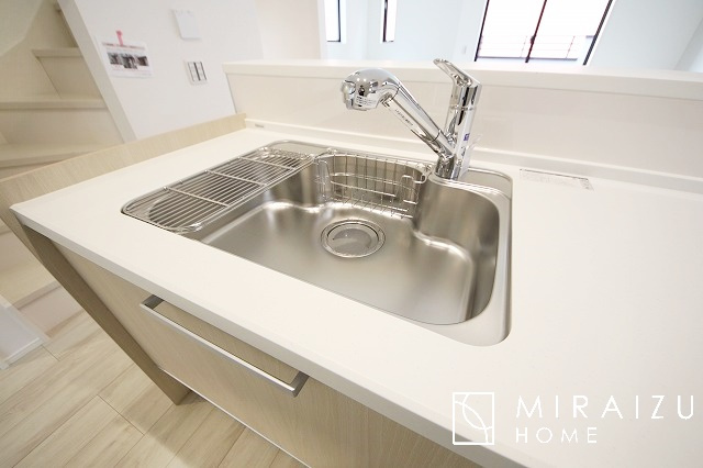 【その他】 | お掃除もしやすい大き目のシンクです。耐熱性・耐久性・対磨耗性が高いというメリットがございます。お掃除が苦手な方でもいつでも綺麗に楽にメンテナンスが可能です。