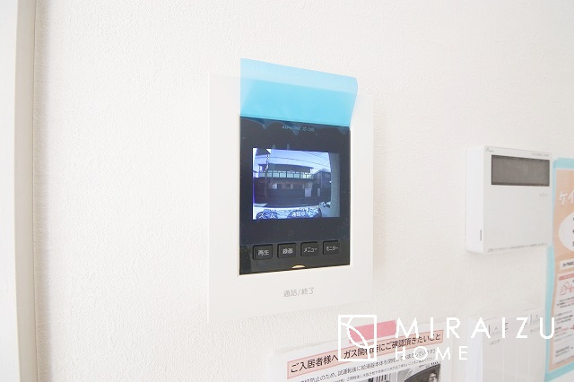 【その他】 | 来客時にカラー画像で確認が出来るので安心。夜間でもLEDライトでくっきりと映ります。また画像のみの対応も出来る為、こちら側の声は聞こえず様子を見てからインターホン対応も可能で安心ですね。