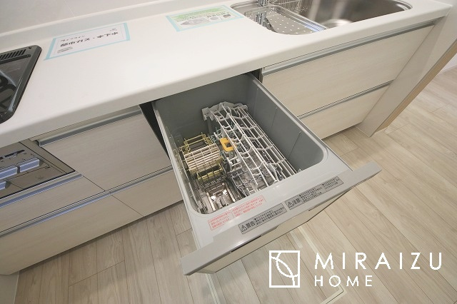 【その他】 | 食洗器付きのキッチンです。忙しい奥様の家事を助ける、なくてはならない嬉しい設備ですよね。食洗器は手荒れの心配もなく、油汚れも高温でスッキリ落ちるので、お片付けも苦にならないメリットがございます。