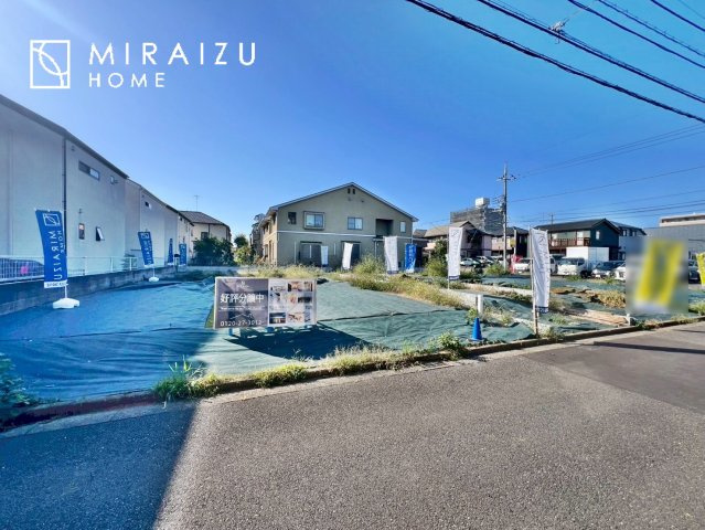 【前面道路含む現地写真】 | 青く澄み渡った綺麗な空と、陽の光をたっぷりと受ける、そんな新築住宅で新生活をスタートしてみませんか？見学・ご相談等、ミライズホーム(株)までお気軽にご連絡下さい♪