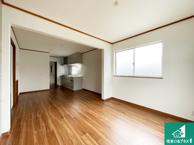 尼崎市南武庫之荘　中古一戸建ての居間・リビング|シンプルなリビングは、観葉植物等のインテリアを楽しめますね！パパ好みにも、ママ好みにも家具次第で雰囲気を変えることができます！