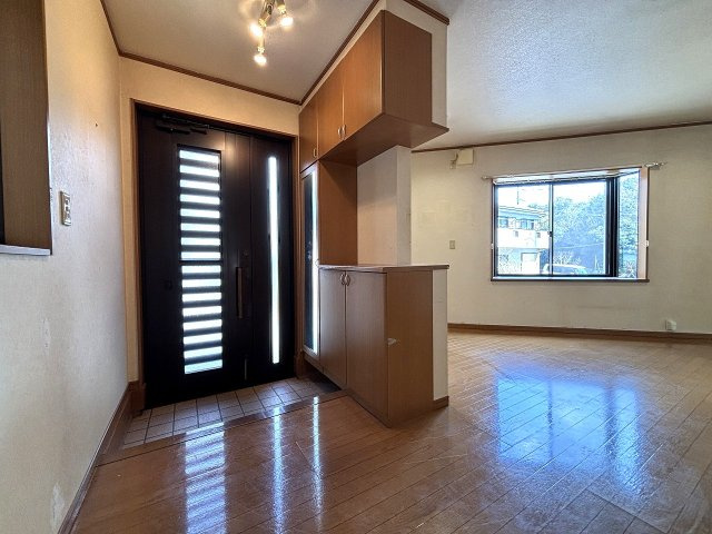 【玄関】 | 〇●秦野市平沢 中古戸建●〇 | 家族の出入りが把握できるリビング直の玄関