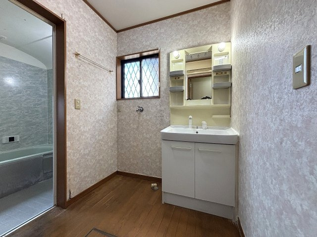 【洗面所】 | 〇●秦野市平沢 中古戸建●〇 | 洗面のお掃除や小さなお子様の手洗いにも便利なシャワー付き洗面化粧台