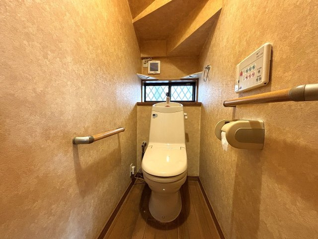 【トイレ】 | 〇●秦野市平沢 中古戸建●〇 | 各階にトイレがあり便利です。