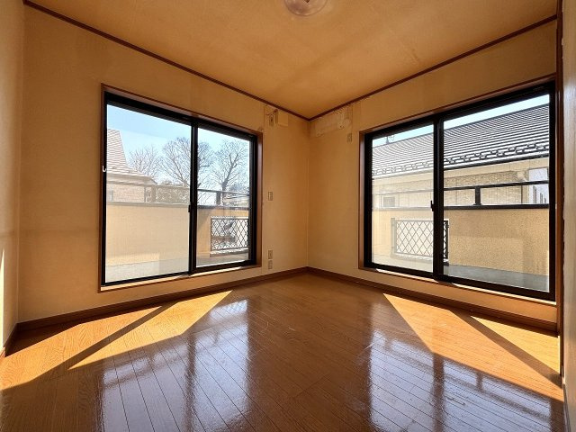 【洋室】 | 〇●秦野市平沢 中古戸建●〇 | 洋室約5.25帖の洋室はどちらの窓からでもバルコニーに出ることができます。