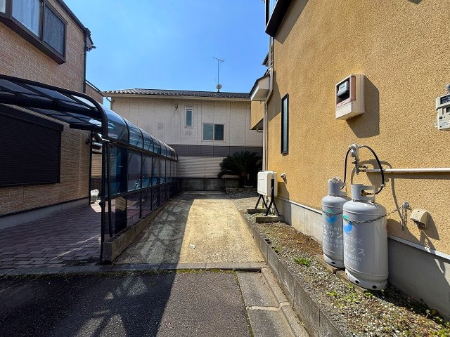【駐車場】 | 〇●秦野市平沢 中古戸建●〇 | 住宅両サイドに駐車スペースがあります。