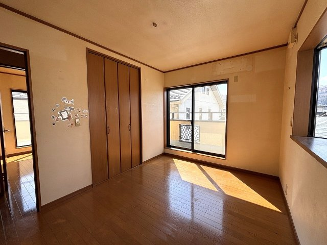 【洋室】 | 〇●秦野市平沢 中古戸建●〇 | 約6帖の洋室。全室2面採光で室内明るいです。