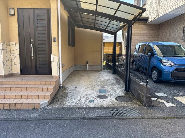 【駐車場】 | 〇●秦野市平沢 中古戸建●〇 | 北西側駐車場は屋根付きです。