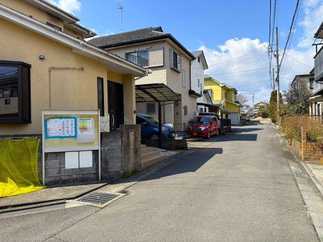 【前面道路含む現地写真】 | 〇●秦野市平沢 中古戸建●〇 | 北東側道路は突き当り行き止まりにつき車通り少なく小さなお子様がいるご家族も安心です。