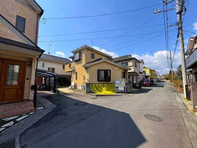 【前面道路含む現地写真】 | 〇●秦野市平沢 中古戸建●〇 | 角地につき開放感、陽当たり良好！