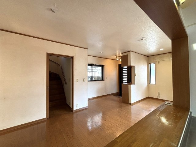 【居間・リビング】 | 〇●秦野市平沢 中古戸建●〇 | キッチンにいても家族の出入り