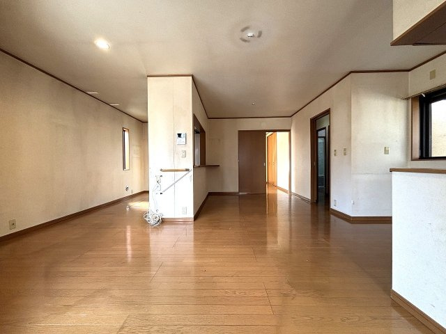 【居間・リビング】 | 〇●秦野市平沢 中古戸建●〇 | 約19.13帖のLDKは4面から採光があり室内明るいです！