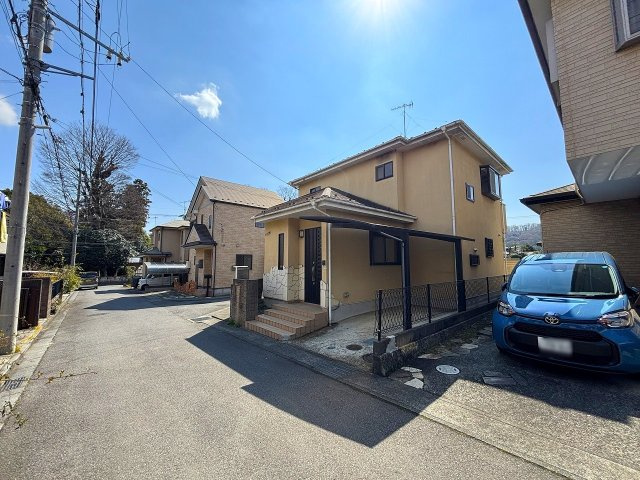 【前面道路含む現地写真】 | 〇●秦野市平沢 中古戸建●〇 | 周辺は穏やかな環境が広がる静かな住宅地