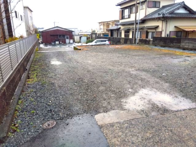売土地　富士市今泉４丁目の前面道路含む現地写真|約190坪の広々とした土地です。駐車場を広く取ることも出来ます。
