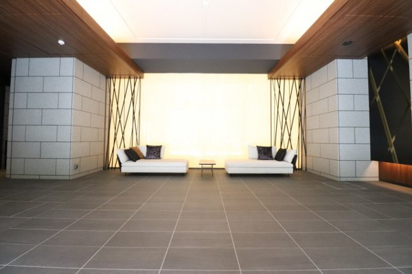 【エントランス】 | 【エントランスホール】優雅な折上天井や、石と木の調和が美しい、静謐な印象のエントランスです！