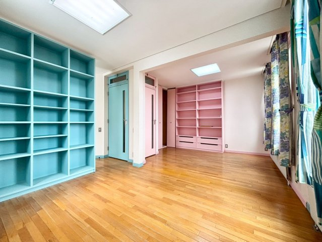 旭ヶ丘３丁目　戸建のその他|約13帖のゆとりある洋室。ドアが2つあり、将来的に2部屋へ間取り変更も可能