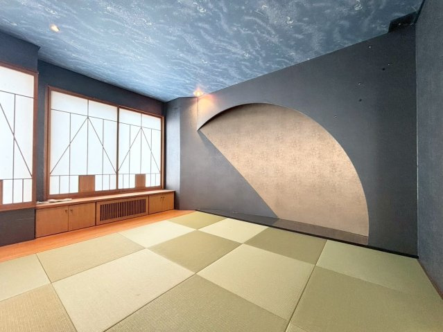 旭ヶ丘３丁目　戸建の和室|落ち着いた色合いでまとめられたモダンな和室。落ち着いた色合いの壁と天井、琉球畳で穏やかな時間を演出
