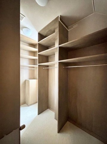 旭ヶ丘３丁目　戸建の収納|リビング横に設けられた大型収納。衣類だけでなく掃除用具や日用品の整理にも便利