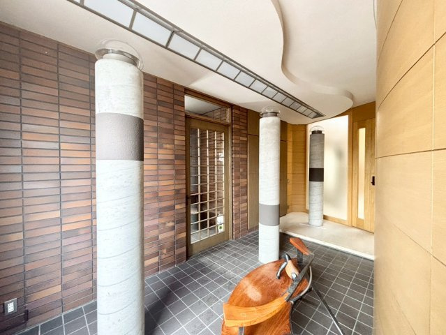 旭ヶ丘３丁目　戸建の玄関|広々とした玄関ホール。落ち着いた雰囲気で来客を迎える空間