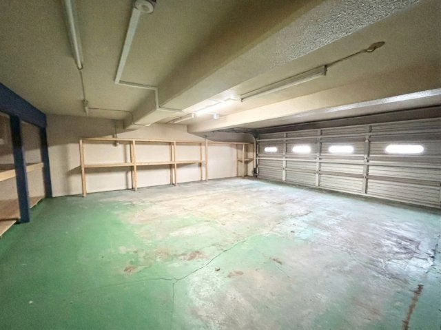 旭ヶ丘３丁目　戸建の駐車場|シャッター付きの地下ガレージ。大切な愛車の保管にも安心。趣味の空間としても◎