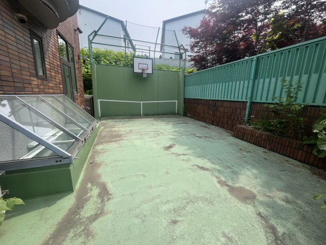 旭ヶ丘３丁目　戸建のその他|お子様の遊び場やシュート練習にも活躍のプライベートバスケットコート付