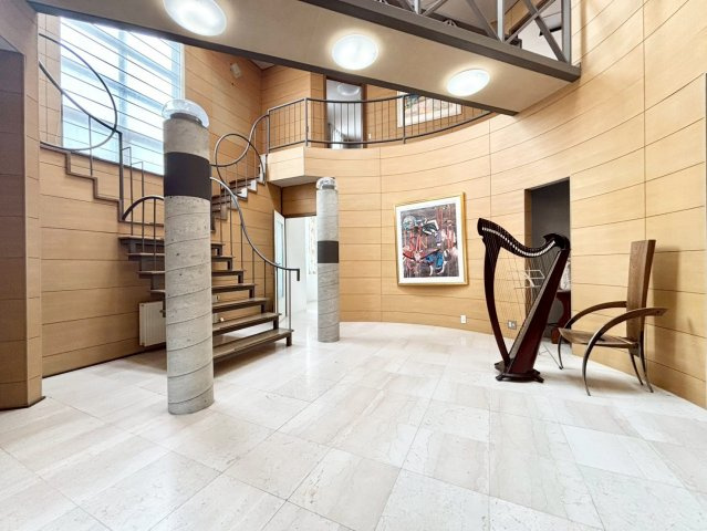 旭ヶ丘３丁目　戸建の居間・リビング|吹き抜けから光が広がる明るいリビング空間