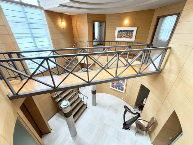 旭ヶ丘３丁目　戸建のその他|２階から吹き抜けを臨む写真。