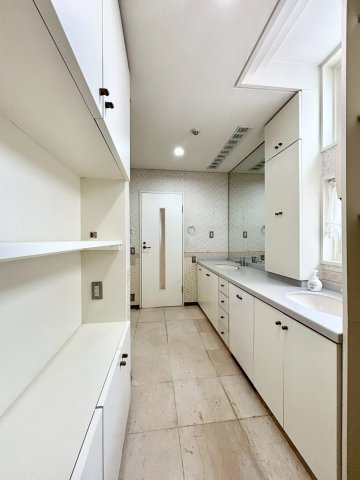 旭ヶ丘３丁目　戸建の独立洗面台|洗面台が2つ並ぶゆとりのある空間。ホテルライクな雰囲気のユーティリティ
