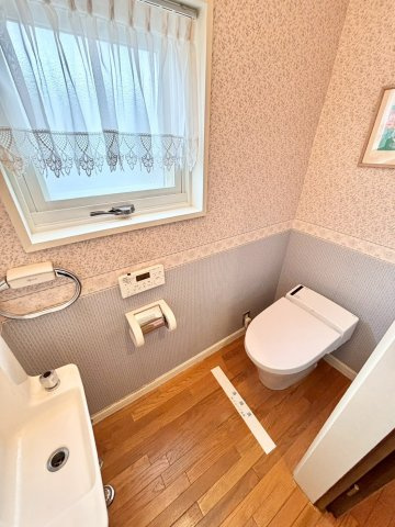 旭ヶ丘３丁目　戸建のその他|窓付きで明るさを感じるトイレ空間。手洗い場付きで機能性にも配慮されています