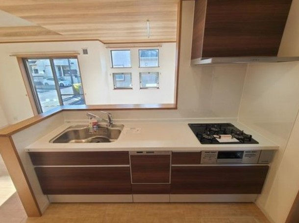 【中古】川越市仙波町中古住宅のキッチン|対面式のシステムキッチンでお料理をしながらリビングを見渡せます！