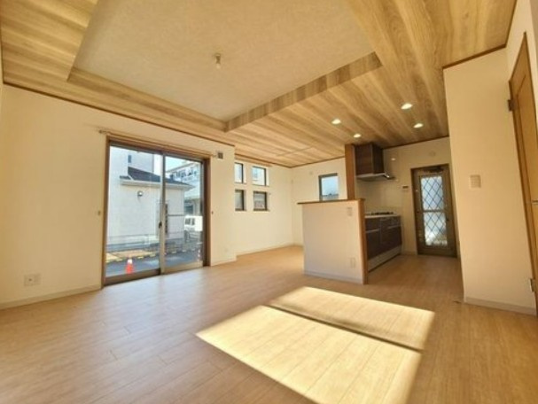 【中古】川越市仙波町中古住宅の居間・リビング|おしゃれで明るいLDKです☆