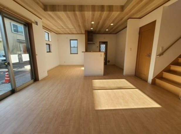 【中古】川越市仙波町中古住宅の居間・リビング|窓も大きく採光・採風しっかりとれています！