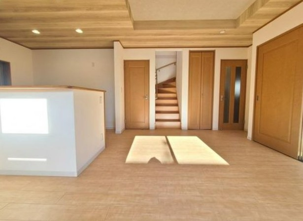 【中古】川越市仙波町中古住宅の居間・リビング|家族の挨拶も増えるリビングイン階段を採用！