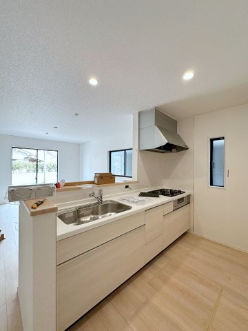 ●東区温品3丁目のキッチン|人造大理石天板使用のシステムキッチン☆
人造大理石天板は水垢が付きにくく汚れが落ちやすいのでお手入れも簡単です♪