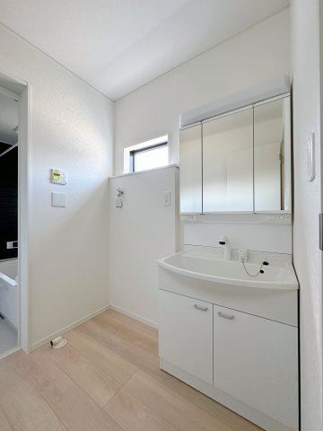 ●東区温品3丁目の独立洗面台|シャワー付き洗面化粧台☆
洗面台にシャワー機能が付いたもので、シャンプーなども行える多機能洗面台です。また、顔や手を洗うためだけではなく、シャワー付き洗面台を使えば手洗い洗濯などでも利用できます♪