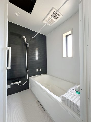 ●東区温品3丁目の浴室|浴室乾燥機気付き1坪タイプの浴室☆
ユニットバスは、気密性にも優れています。そのため、冬場でもお湯が冷めにくく、暖かい空間を維持することができます。