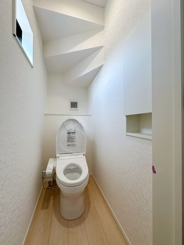 ●東区温品3丁目のトイレ|収納棚付き1階ウォシュレットトイレ☆
1階、2階にウォシュレットトイレがついています♪