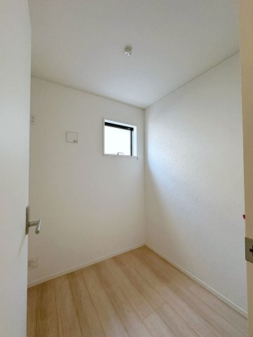 ●東区温品3丁目の子供部屋|2階2帖の納戸。
テレワークルームとしてやファミリークローゼットとして活用できます♪