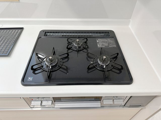 ●東区温品3丁目のキッチン|都市ガス仕様の3口ガスコンロ☆
高火力のバーナーが使用可能、調理器具を選ばないのがガスコンロ。
停電時でも使用可能で安心です♪