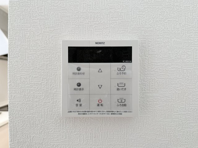 ●東区温品3丁目の発電・温水設備|給湯器リモコン☆
キッチンからお湯の温度調整やお風呂の操作ができるのでとても便利です♪