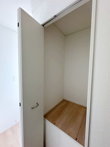 ●東区温品3丁目の収納|2階廊下収納☆