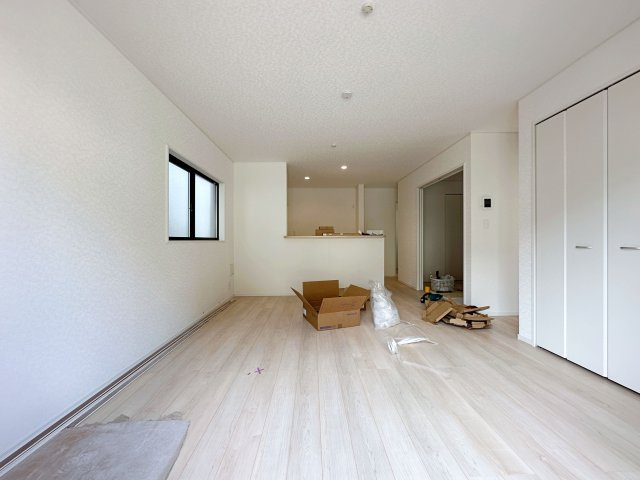 ●東区温品3丁目の居間・リビング|16帖の広々としたリビング☆
完成済のため365日ご案内可能♪
「今日見たい」にも対応します！