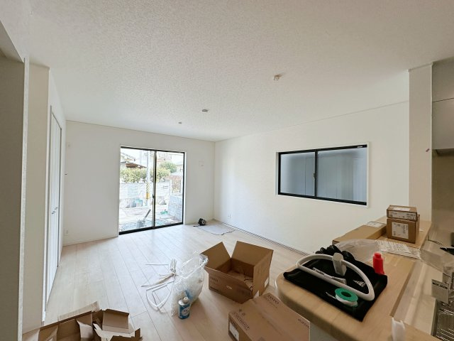 ●東区温品3丁目の居間・リビング|16帖の広々としたリビング☆
キッチンからはリビング全体を見渡すことができます♪