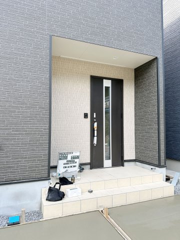 ●東区温品3丁目の玄関|玄関ポーチ☆
屋根も付いており、雨が降っても濡れる心配はありません♪