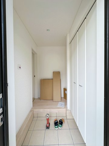 ●東区温品3丁目の玄関|玄関ホールは開放的でとても明るいです♪