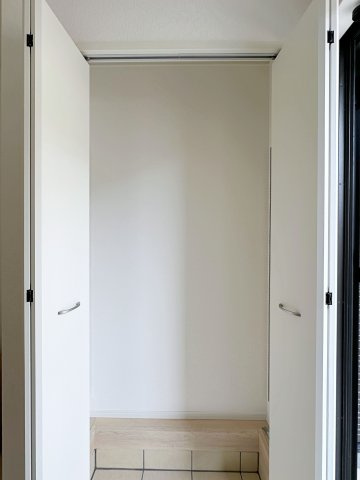 ●東区温品3丁目の収納|玄関の可動棚収納☆
好きな高さに調整可能で靴の収納に便利です♪
※可動棚が設置されます。