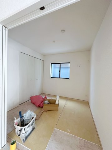 ●東区温品3丁目の和室|リビングに併設された4.5帖の和室。
お子様の遊び場や来客時の寝室などにぴったりです♪