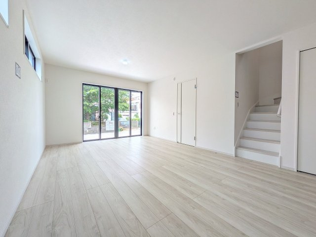 八王子市　東浅川町　新築一戸建て　８期の居間・リビング|～19.7帖の明るいLDKで家族団欒の時間をお過ごしいただけます～